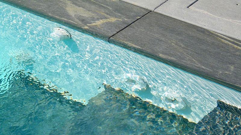 Piscina a sfioro in marmo: Marble Luxury - Piscina esterna a sfioro in marmo