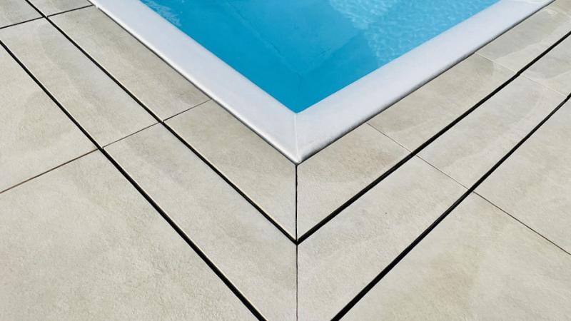 Piscina a Sfioro Esterna: Celeste - Piscina esterna a sfioro