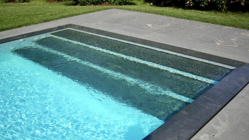 Piscina a sfioro in marmo: Marble Luxury - Piscina esterna a sfioro in marmo