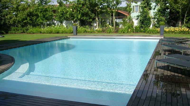 Piscina a esterna skimmer: Private Oasis - Piscina in giardino