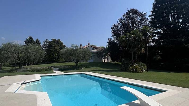 Piscina a sfioro ground: Green Olives: Green Olives - Piscina esterna skimmer