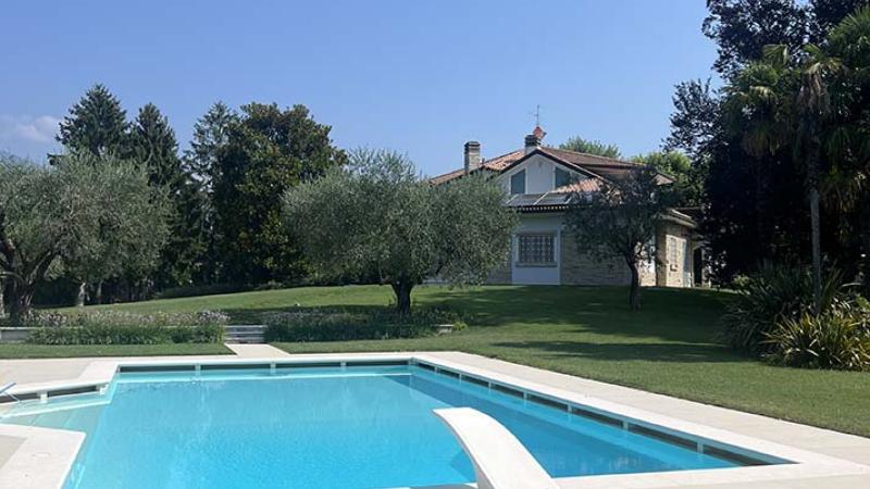 Piscina a sfioro ground: Green Olives: Green Olives - Piscina esterna skimmer