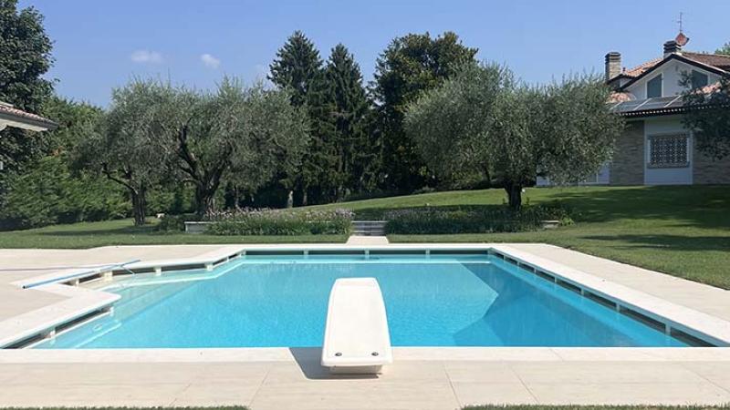 Piscina a sfioro ground: Green Olives: Green Olives - Piscina esterna skimmer