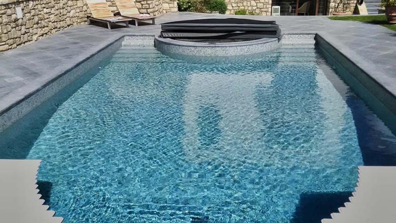 Piscina a skimmer: Marine Glow - Piscina skimmer esterna in giardino