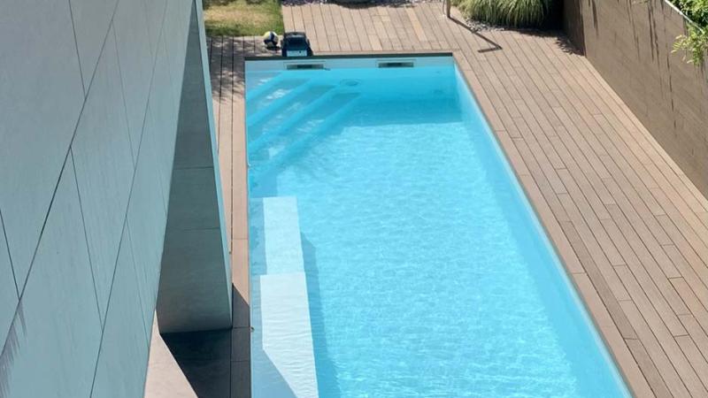 Piscina a skimmer: Supreme Bay - Piscina skimmer in giardino