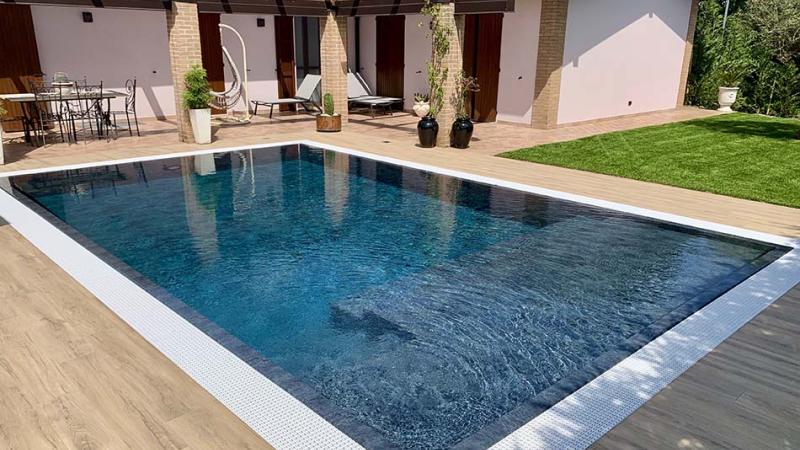 Piscina esterna a sfioro: Emerald retreat