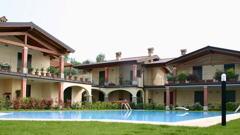 Piscina esterna a sfioro: Harmony Waters - Piscina nel condominio
