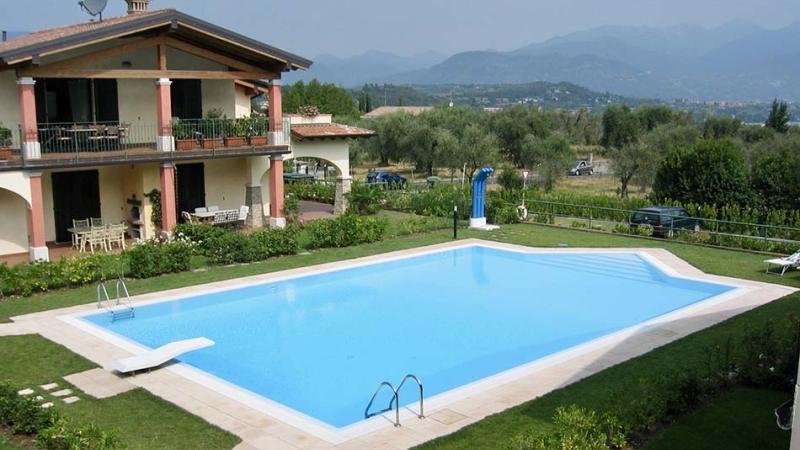 Piscina esterna a sfioro: Harmony Waters - Piscina nel condominio