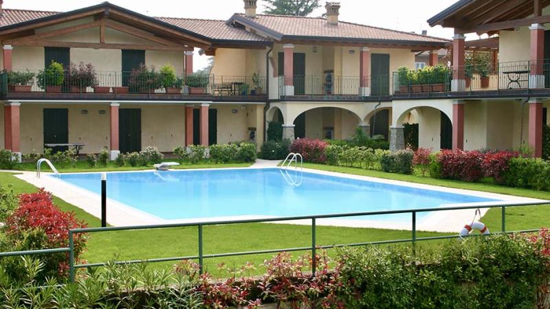 Piscina esterna a sfioro: Harmony Waters - Piscina nel condominio
