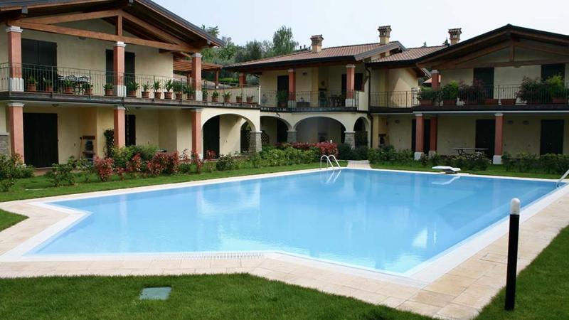 Piscina esterna a sfioro: Harmony Waters