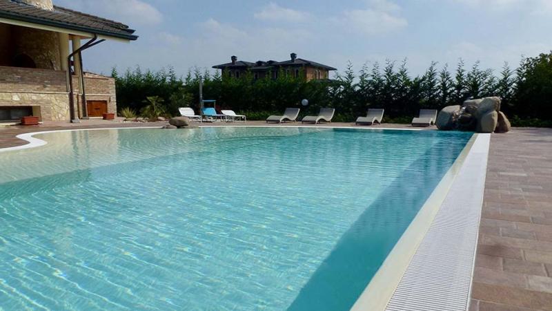 Piscina esterna a sfioro: Perla D'acqua