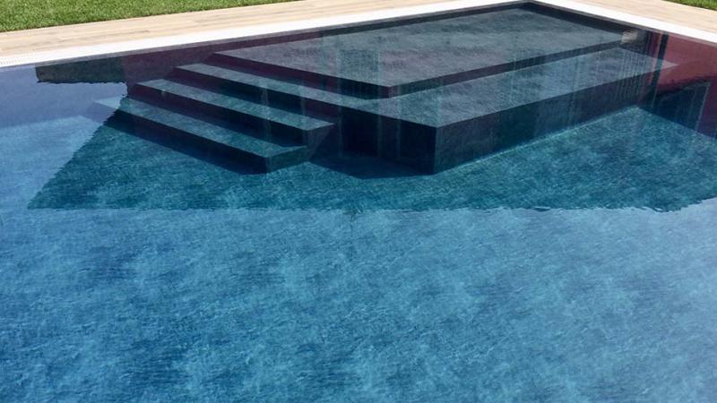 Piscina esterna a sfioro: Pink mirror - Piscina nel giardino di casa