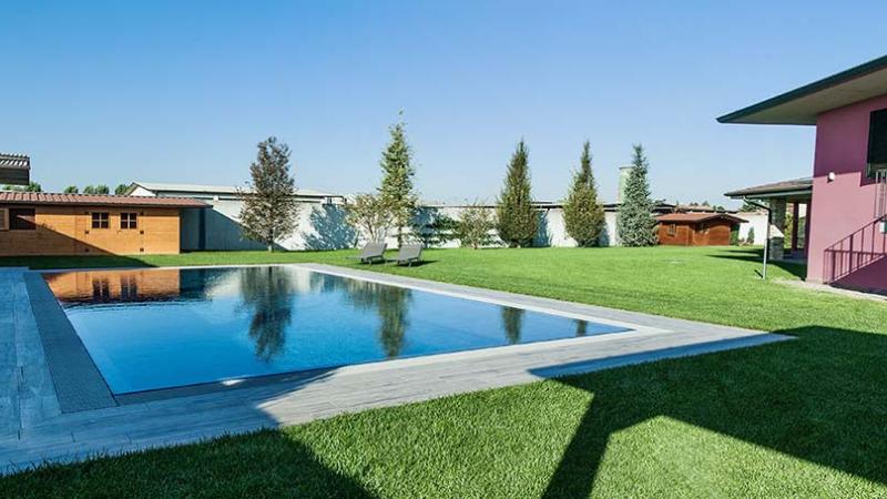 Piscina esterna a sfioro: Pink mirror - Piscina nel giardino di casa