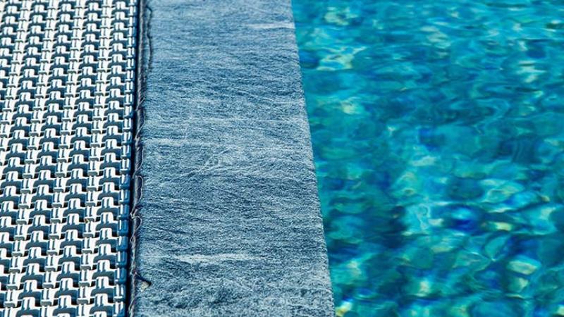 Piscina esterna a sfioro: Pink mirror - Piscina nel giardino di casa