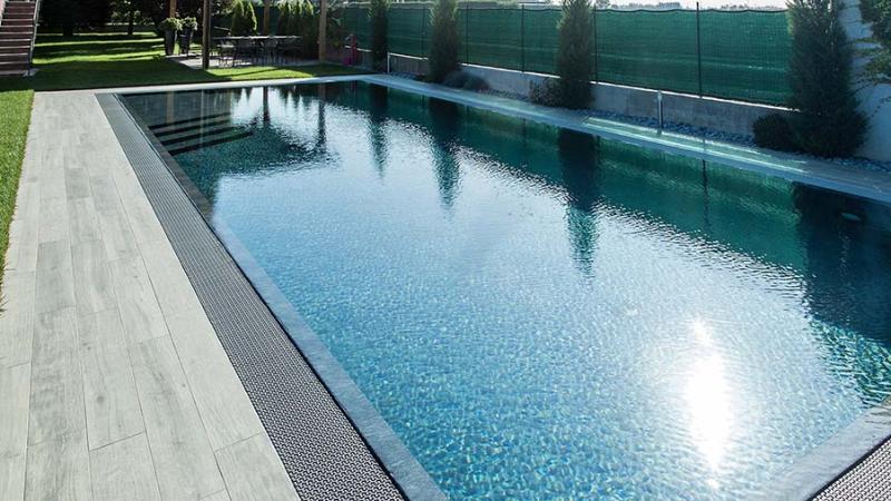 Piscina esterna a sfioro: Pink mirror - Piscina nel giardino di casa