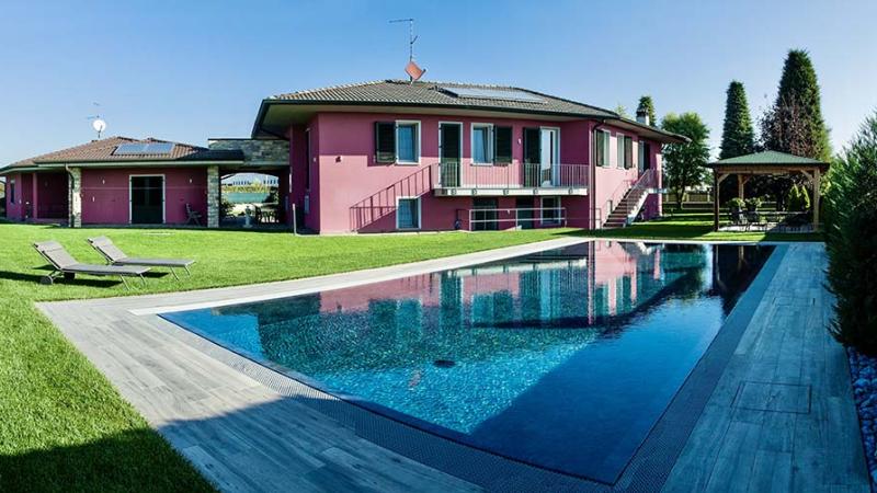 Piscina esterna a sfioro: Pink mirror - Piscina nel giardino di casa