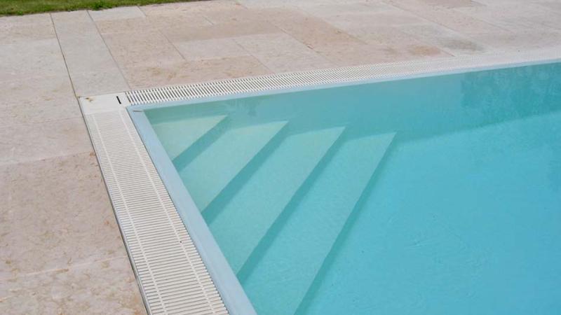 Piscina esterna a sfioro: Serenity poolside - Piscina con trampolino