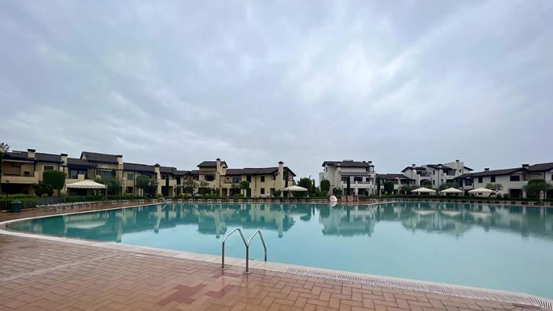 Piscina esterna a sfioro: Sirmione Lake