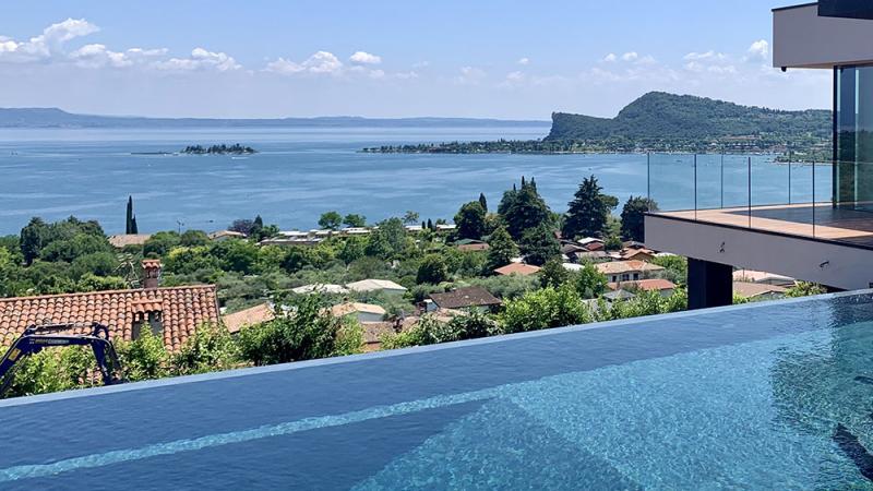 Piscina sfioro ground infinity con casa moderna: Aqua Elite