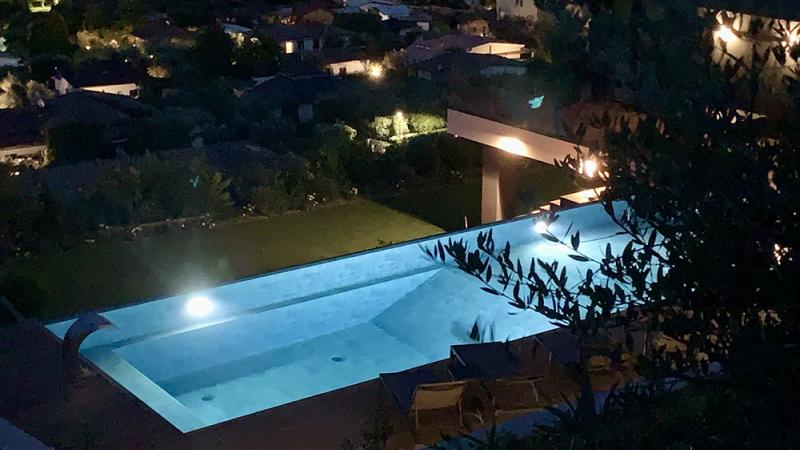 Piscina sfioro ground infinity con casa moderna: Aqua Elite