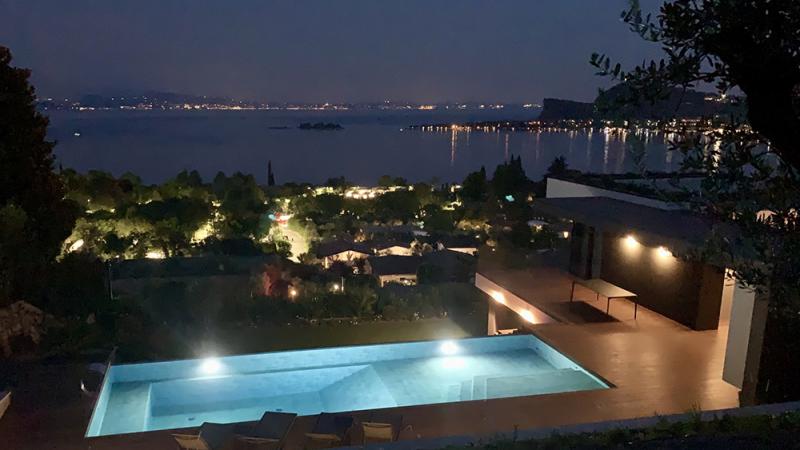 Piscina sfioro ground infinity con casa moderna: Aqua Elite
