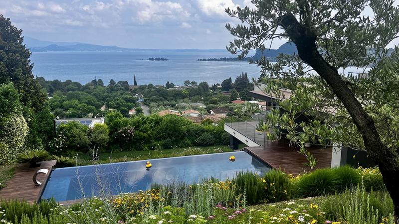 Piscina sfioro ground infinity con casa moderna: Aqua Elite