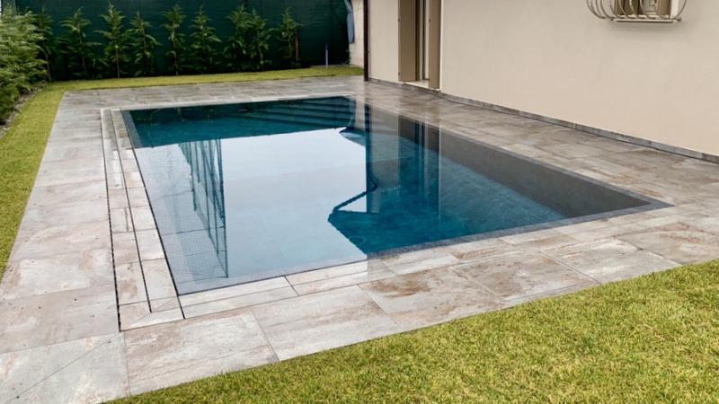 Piscina a sfioro: Pure Stone - Dettaglio sfioro a lama
