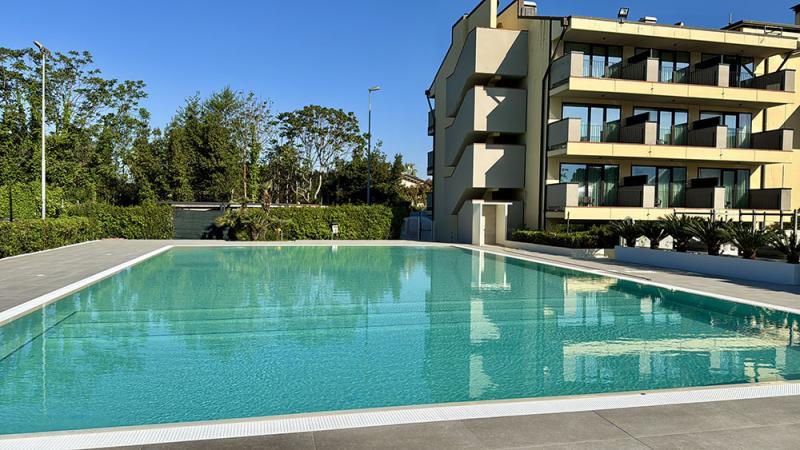 Piscina a sfioro esterna: UNA Hotel - Baires Piscine