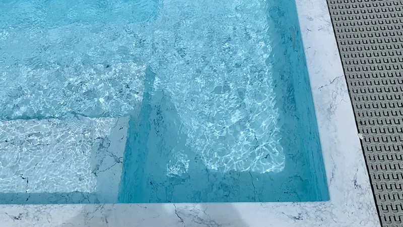 Piscina a sfioro: Luxe Heaven - Piscina moderna ed elegante