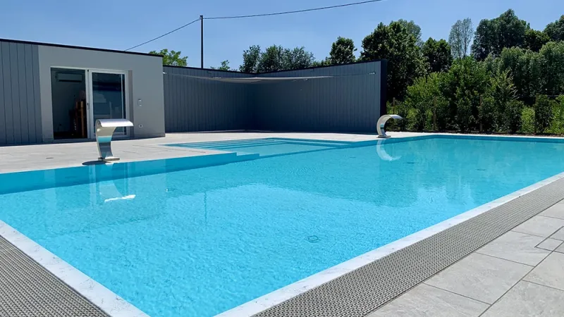 Piscina a sfioro: Luxe Heaven - Piscina moderna ed elegante