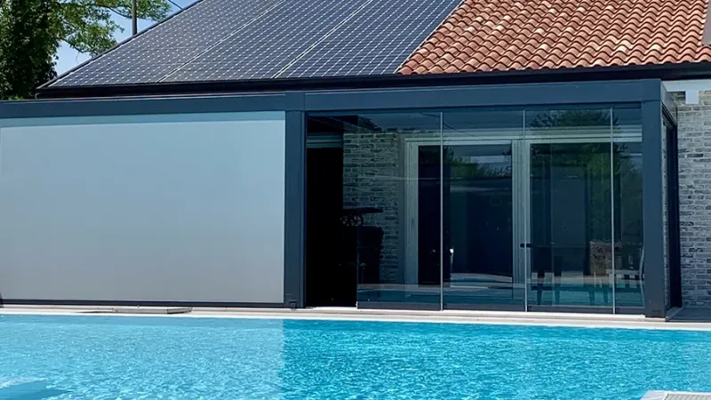 Piscina a sfioro: Luxe Heaven - Dettaglio del rivestimento e della griglia