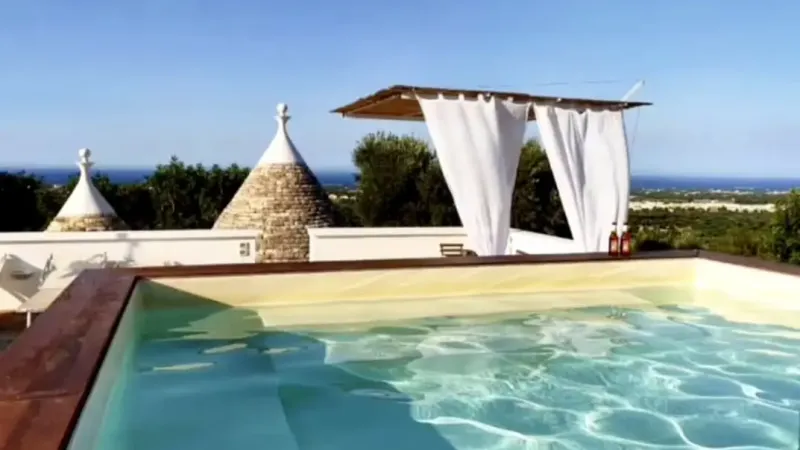 Piscina a skimmer: Rebea Trulli Home