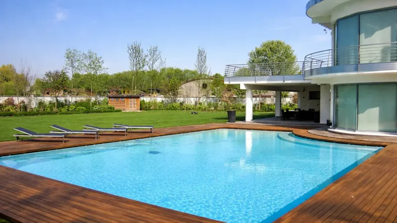 Piscina a esterna skimmer: Private Oasis - Piscina in giardino