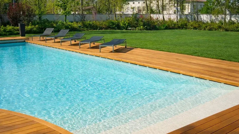 Piscina a esterna skimmer: Private Oasis - Piscina in giardino