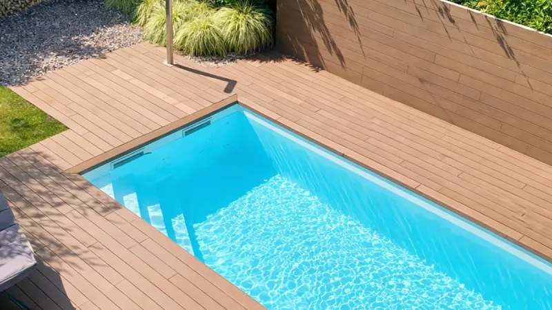 Piscina a skimmer: Supreme Bay - Piscina skimmer in giardino