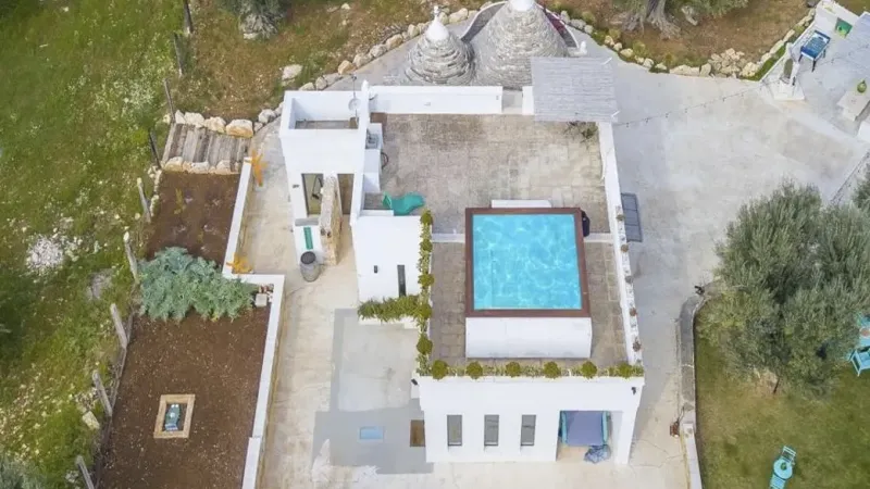 Piscina a skimmer: Rebea Trulli Home